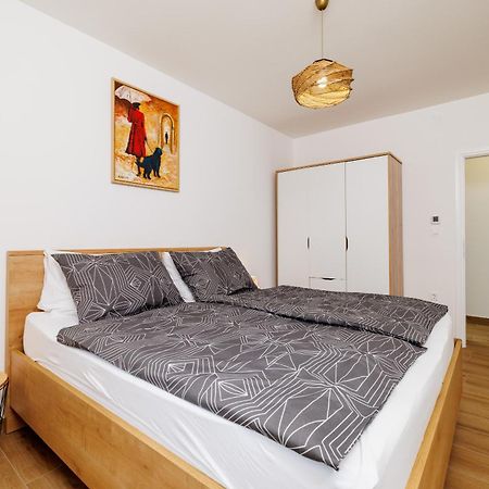 Apartmani Viktorija Jadranovo Exterior foto